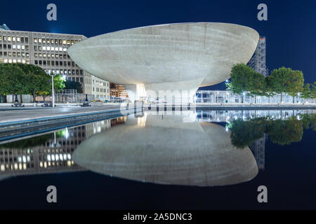 Albany, New York und Oktober 15, 2019: Nachtansicht der Ei, eine Darstellende Kunst Veranstaltungsort. Es wurde von Harrison & Abramovitz als Teil des Empire State Pla konzipiert Stockfoto