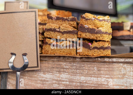 Chocolate Fudge Bars zum Verkauf auf einen Markt in Großbritannien Abschaltdruck Stockfoto