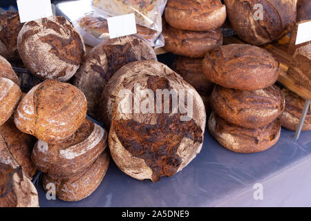 Frisch gebackene rustikalen Roggen Vollkornbrot Brote auf einen Lebensmittelmarkt in Großbritannien Abschaltdruck Stockfoto