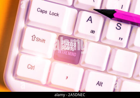 Schreiben Hinweis zeigen Erfolg beginnt im Kopf. Business Konzept für Ihren Verstand zu positivität ist ein langer Weg, weiß PC-Tastatur mit Hinweis pap gehen kann eingestellt Stockfoto