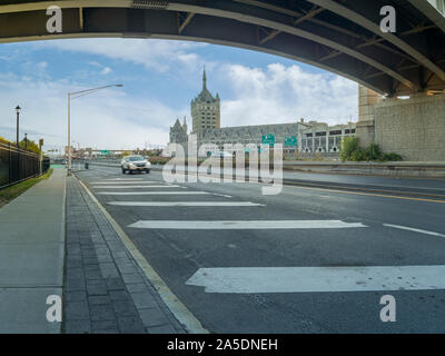 Albany, New York und Oktober 15, 2019: Ansicht der D&H Gebäude und Interstate 787 in der Innenstadt von Albany. Stockfoto