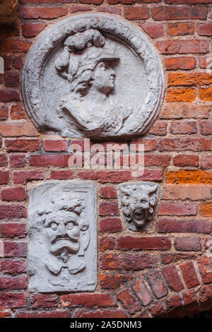 Reliefs auf bricky Wand im inneren Hof der mittelalterlichen Gefängnis und Folterkammer, heute Bernsteinmuseum in Danzig, Polen Stockfoto