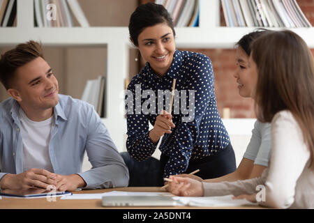 Indische Lehrer Unterrichtsmaterial für multinationale Gruppe von Studenten erklären Stockfoto