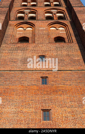 Glockenturm der gotischen Basilika der Himmelfahrt der Jungfrau Maria von vorne unten, Gdansk, Polen, Europa Stockfoto