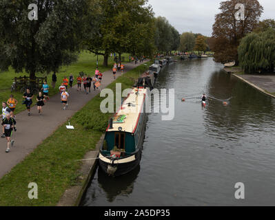 Läufer auf Midsummer Common, Cambridge während der Stadt und Kleid 10 k Scenic laufen vorbei an historischen Universität Sehenswürdigkeiten laufen und am Ufer des Flusses Cam Stockfoto