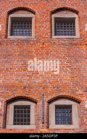 Windows mit Balken auf bricky östlichen Wand des mittelalterlichen Gefängnis und Folterkammer, heute Bernsteinmuseum in Danzig, Polen Stockfoto