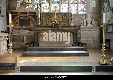 Altar und Innenraum der Kirche der Heiligen Dreifaltigkeit Kirche des aka Shakespeare Stratford-upon-Avon England Stockfoto