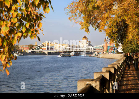 Herbst Blick auf den Puschkin Damm und das Krim-Brücke auf dem Hintergrund der Christ-Erlöser-Kathedrale in Moskau, Russland Stockfoto