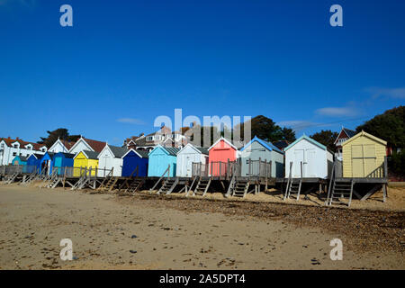 Reihe von Strandhütten auf Felixstowe Strandpromenade, Suffolk, Großbritannien Stockfoto