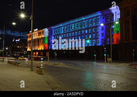 SOFIA, Bulgarien - 8. Mai 2018: Bau der Ministerrat in Sofia, Bulgarien. 3D-Projektion Mapping für den Tag von Europa. Nacht ansehen. Stockfoto