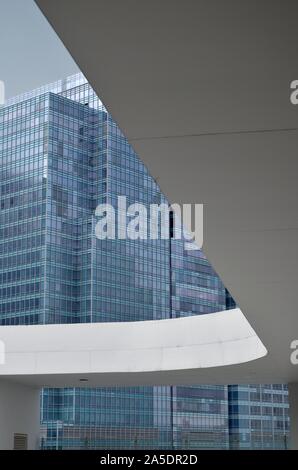 Senkrechte Aufnahme eines weißen Dias, das den bedeckt Hohes Glasgebäude Stockfoto