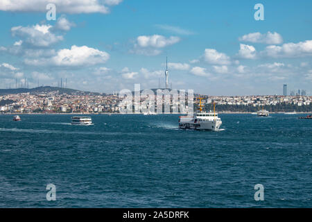 In Istanbul, Fähren verkehren auf dem Bosporus. Traditionelle alte Dampfer. Cloud Wetter in den Hintergrund und der anatolischen Seite. Stockfoto