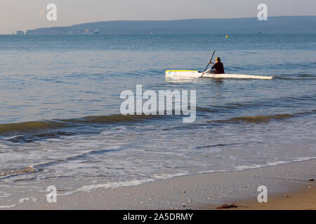 Poole, Dorset UK. 20. Oktober 2019. UK Wetter: trocken, aber kühlen Start in den Tag mit etwas Sonnenschein, als Besucher an der Küste die meisten Wetter zu machen. Credit: Carolyn Jenkins/Alamy leben Nachrichten Stockfoto