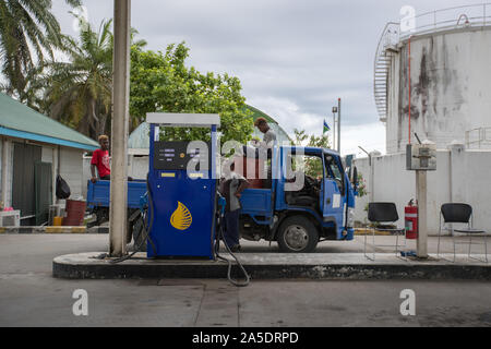 (191020) - SALOMONEN, Oktober 20, 2019 (Xinhua) - ein Treiber füllt seinen Lkw mit Diesel in Honiara, Solomon Inseln, Okt. 10, 2019. (Foto von Zhu Hongye/Xinhua) Stockfoto