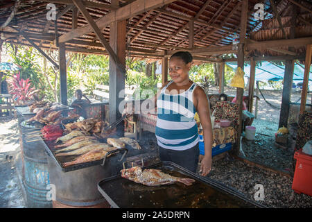 (191020) - SALOMONEN, Oktober 20, 2019 (Xinhua) - ein Eigentümer pommes Fisch stall in Guadalcanal, Salomonen, Okt. 11, 2019. (Foto von Zhu Hongye/Xinhua) Stockfoto