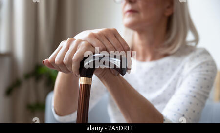 Alte senior woman holding Stock Stock in die Hände, in der Nähe Stockfoto