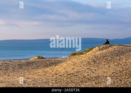 Poole, Dorset UK. 20. Oktober 2019. UK Wetter: trocken, aber kühlen Start in den Tag mit etwas Sonnenschein, als Besucher an der Küste die meisten Wetter zu machen. Gerade die paddleboarder. Credit: Carolyn Jenkins/Alamy leben Nachrichten Stockfoto