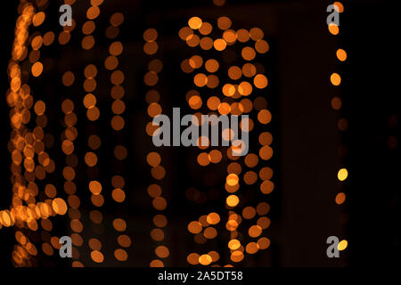 Abstrakte verschwommenen hellen Gelb Orange vintage Lichter Hintergrund bokeh in Schwarz isoliert Defokussierten. Konzept für Diwali, Grußkarte, Festtage, Stockfoto