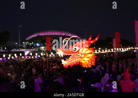 Adelaide. Okt, 2019 19. Foto am Okt. 19, 2019 zeigt die Dragon Laterne an der Mond Laternenumzug während des OzAsia Festival in Adelaide, South Australia. Die 2019 OzAsia Festival läuft vom 17. Okt. bis Nov. 3. Jährlich mehr als drei Wochen im Frühjahr, OzAsia Festival zeigt Theater, Tanz, Musik, bildende Kunst, Literatur, Film, Essen und kulturelle Veranstaltungen aus ganz Asien. Credit: Lyu Wei/Xinhua/Alamy leben Nachrichten Stockfoto