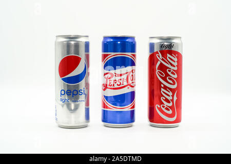 Vietnamesische Pepsi und Coca Cola Dose Flasche isoliert auf weißem Hintergrund. Dienstag, 12. Februar, Ho Chi Minh City, Vietnam Stockfoto