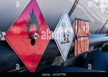 Aufkleber und Schilder mit Gefahr Nummer auf einen Tankwagen Stockfoto