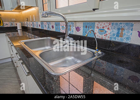 Interior Design Einrichtung, moderne Küche mit Spüle aus Metall in Luxus apartment Showroom Stockfoto