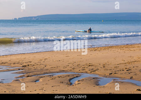 Poole, Dorset UK. 20. Oktober 2019. UK Wetter: trocken, aber kühlen Start in den Tag mit etwas Sonnenschein, als Besucher an der Küste die meisten Wetter zu machen. Kayaker Position heraus zum Meer. Credit: Carolyn Jenkins/Alamy leben Nachrichten Stockfoto