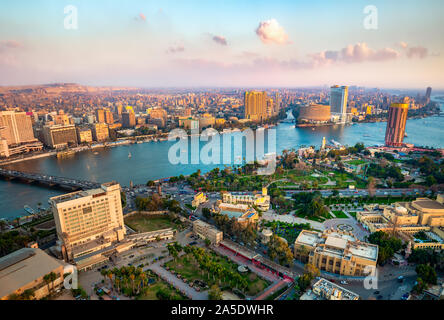 Panorama von Kairo Stadtbild bei Sonnenuntergang von der berühmten Fernsehturm Kairo, Kairo, Ägypten Stockfoto