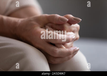 Nahaufnahme der älteren älteren weiblichen gefalteten Händen Stockfoto