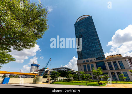 Die Canadia Bank Gebäude ragt über die ehemalige Freiheit Park & der Bank of China (Hong Kong) im Zentrum der Stadt Phnom Penh, Kambodscha. Stockfoto