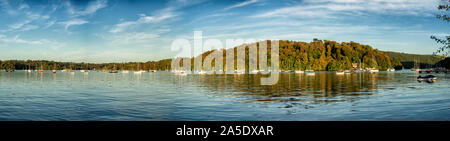 Boote auf dem Fluss Dart, Dittisham, Devon, Großbritannien Stockfoto