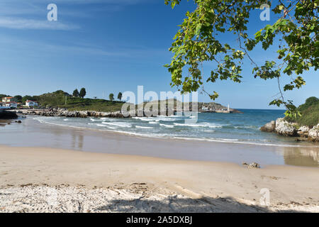 Der Strand von palombina ist einer der Strände von der Pfarrei Celorio, in der Gemeinde Llanes (Asturien, Spanien). Der Strand von palombina ist Stockfoto