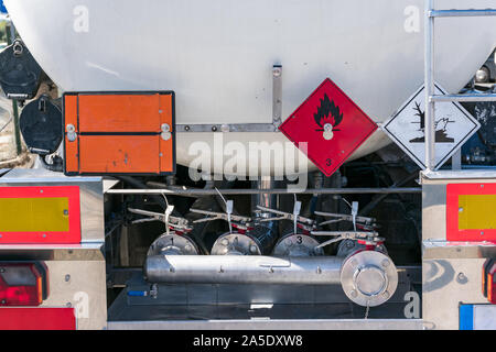 Aufkleber und Schilder mit Gefahr Nummer auf einen Tankwagen Stockfoto