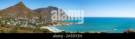 Erhöhte Aussicht auf Llandudno Strand und Vorort in up-market Küstenstadt Kapstadt Stockfoto