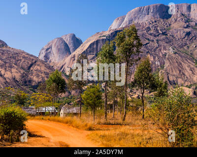 Atemberaubende Aussicht von beeindruckender Felsbrocken dominierenden Anja Gemeinschaft finden, Madagaskar Stockfoto