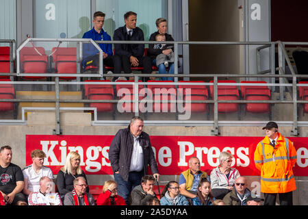 Leigh Sports Village, Lancashire, UK. Okt, 2019 20. Der FA Frauen Super League Cup, Manchester United Frauen versus Manchester City Frauen; ein interessierter Zuschauer, England Frauen Manager, Phil Neville - Redaktionelle Verwendung Credit: Aktion plus Sport/Alamy leben Nachrichten Stockfoto