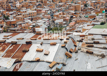 Über Blick auf Häuser auf den Hügeln von Comuna 13 in Medellin, Kolumbien Stockfoto