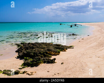 Malerische fischer Pirogen vertäut am White Sand Beach, Nosy Ve Insel, Indischer Ozean, Madagaskar Stockfoto