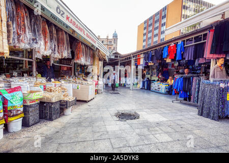 Ankara, Türkei - Oktober, 2012: Gewürz- und Bekleidungsgeschäfte mit Vertriebsmitarbeitern im Basar in Ulus, Ankara, Türkei. Stockfoto