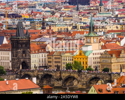 Prag, Tschechische Republik, Detail der Charles Brücke und die historischen Gebäude mit malerischen roten Dächer Stockfoto