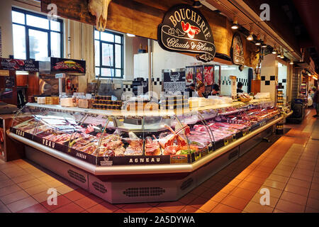 Montreal, Kanada, Juni, 2018: Claude und Henri Metzgerei mit kanadischen Personal hinter der Theke an Atwater Market in Montreal, Quebec, Kanada. Stockfoto