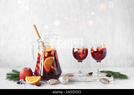 Weihnachten Punch oder Sangria in Krug und Gläsern mit Weihnachten Dekoration auf weißer Tisch, kopieren. Rotwein Obst Weihnachten trinken. Stockfoto