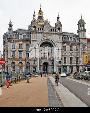 Antwerpen, Belgien - 21. Februar 2019: die Menschen an der Vorderseite der Seite Eingang der Central Station von Antwerpen, Belgien 2019 Stockfoto