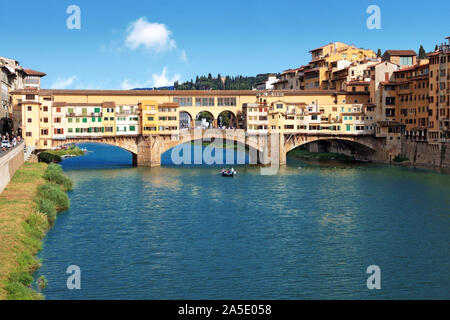 Die alte Brücke über den Arno in Florenz Stockfoto