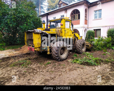 Traktor Schrott, die noch in Belarus, Foto 28.09.2019 Belarus Machulishi arbeitet ul. Molodezhnaya 2 Stockfoto