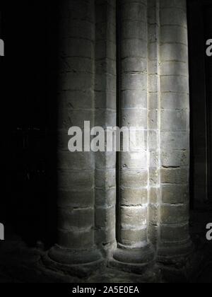 Vertikale Lichtaufnahme, die auf Säulen reflektiert wird Stockfoto