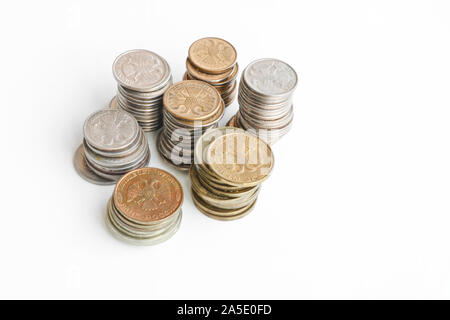 Spalten der Münzen der Russische Rubel auf einem weißen Hintergrund. Veraltete russische Währung. Doppeladler auf der Rückseite der Münzen. Kopieren Stockfoto