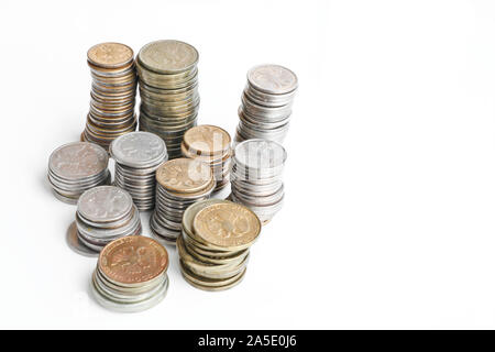 Spalten der Münzen der Russische Rubel auf einem weißen Hintergrund. Veraltete russische Währung. Doppeladler auf der Rückseite der Münzen. Kopieren Stockfoto