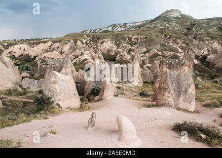 Felsformationen in Kappadokien, Türkei. Landschaft von Hügeln in verschiedenen Formen Stockfoto