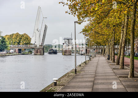 Rotterdam, Niederlande, 14. Oktober 2019: Blick entlang der Kais, gesäumt mit Platanen, von delfshavense Schie River, mit im Hintergrund Mathene Stockfoto